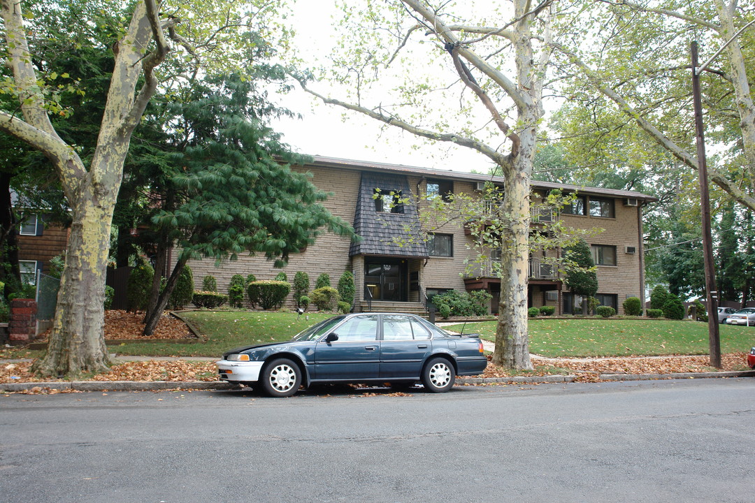 749 N Broad St in Elizabeth, NJ - Building Photo