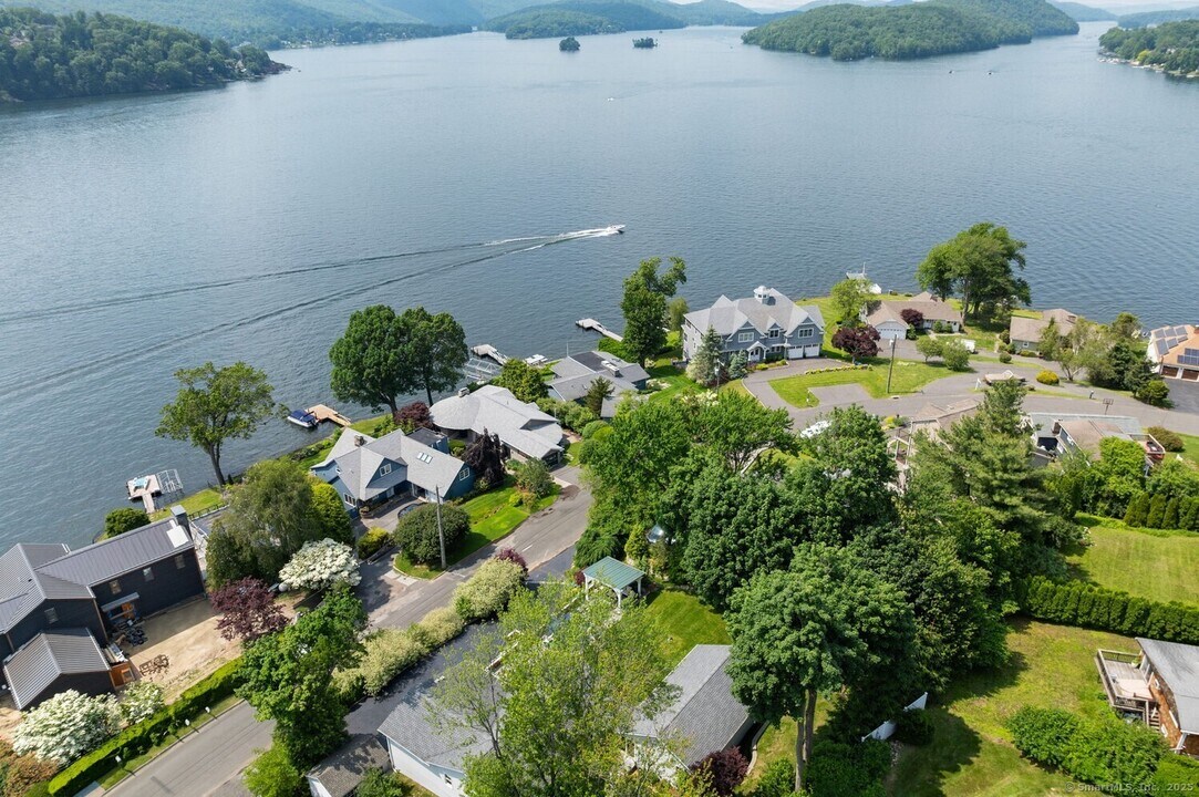 113 N Lake Shore Dr in Brookfield, CT - Building Photo