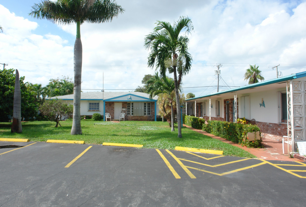 Dolphin Motel Apartments in Lake Worth, FL - Building Photo