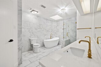 1026 Oyster Bay Dr in Sugar Land, TX - Building Photo - Building Photo