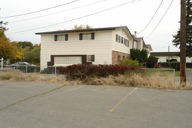 10720 E Riverside Ave in Spokane, WA - Foto de edificio - Building Photo