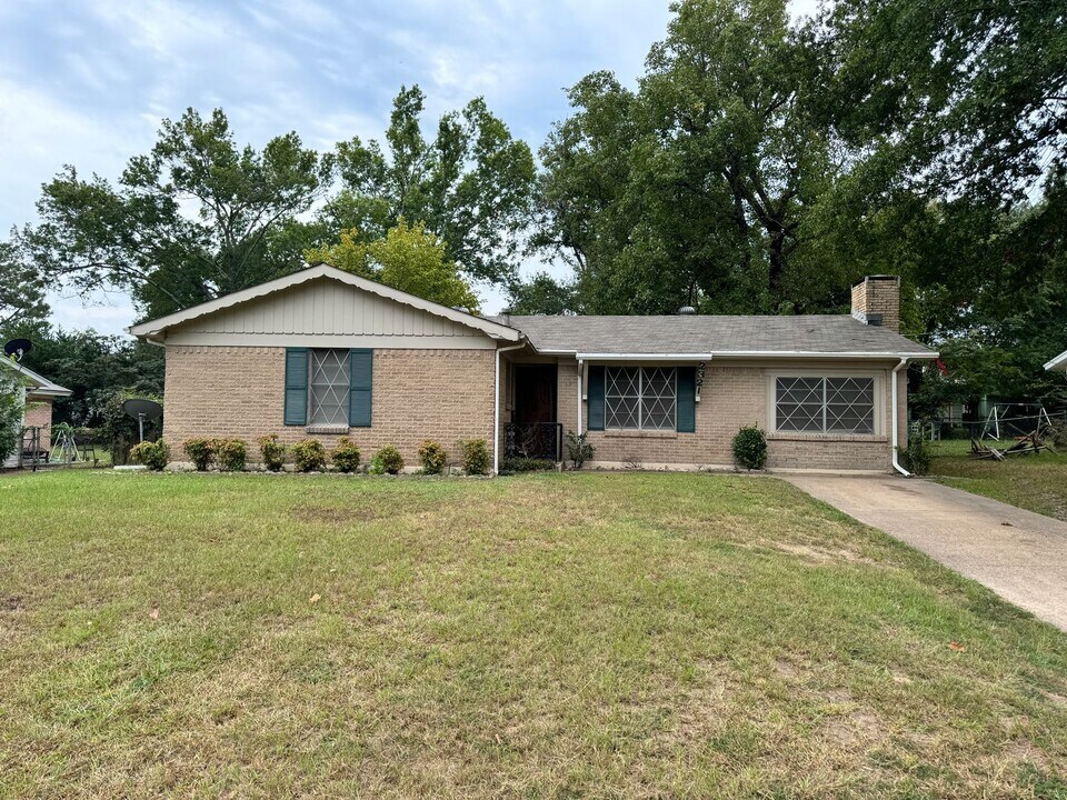 2321 McKenzie Dr in Tyler, TX - Building Photo