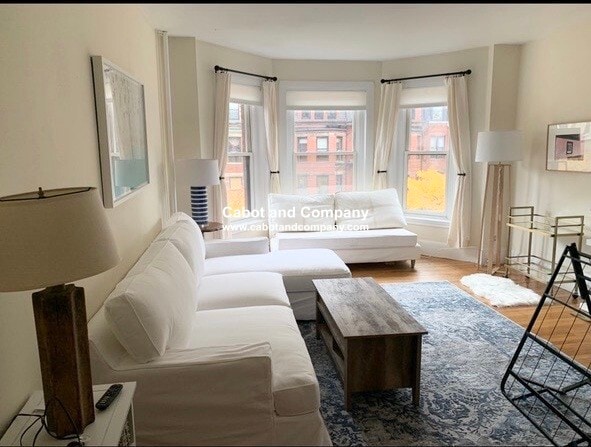 213 Newbury St, Unit 5A in Boston, MA - Building Photo