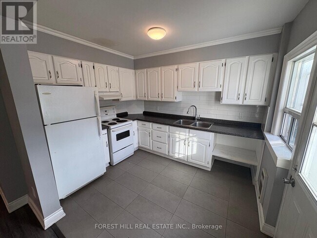 739 The Queensway in Toronto, ON - Building Photo - Building Photo