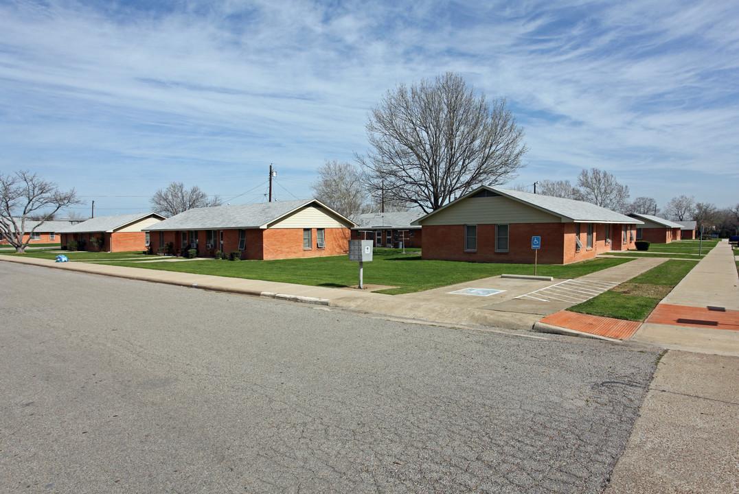 Ennis Village in Ennis, TX - Building Photo