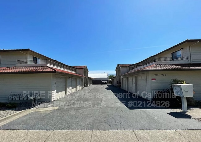 property at 935 S Oak St