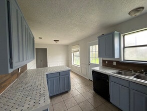 1207 Charles Dr in Alvarado, TX - Building Photo - Building Photo