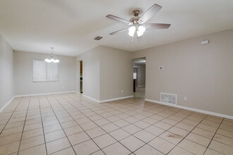 239 Holiday Ln in Winter Springs, FL - Building Photo - Building Photo