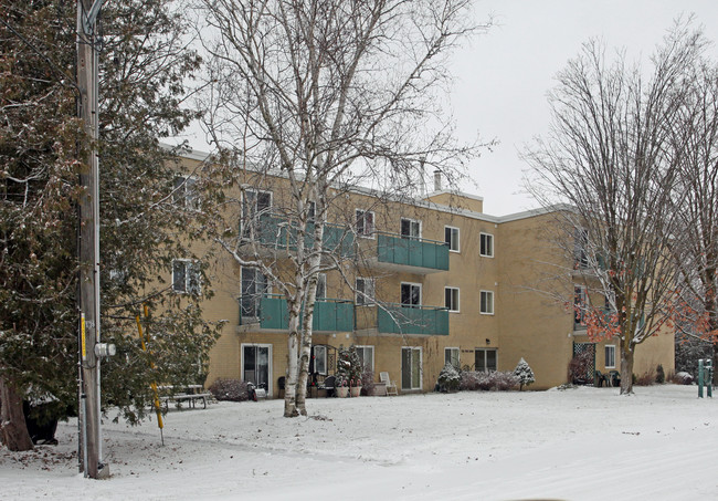 Pine Ridge Apartments in Uxbridge, ON - Building Photo - Building Photo