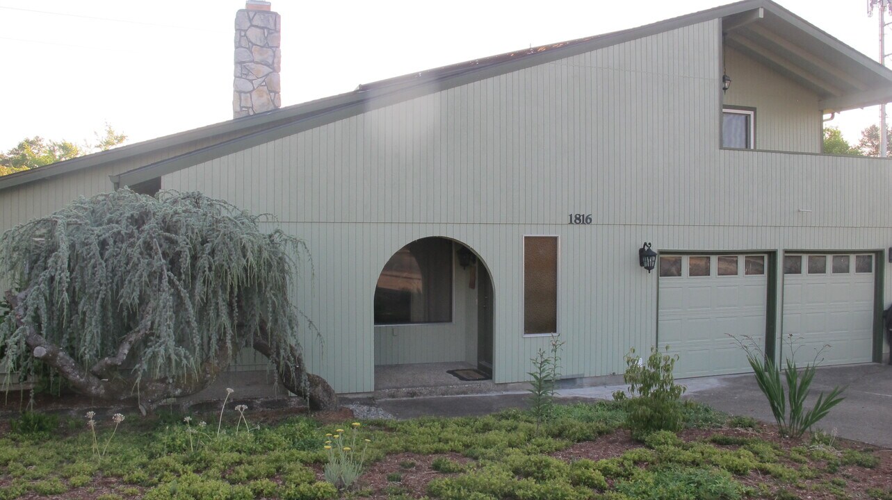 1816 NW Lincoln St in Albany, OR - Building Photo