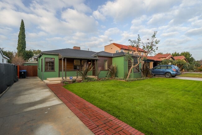 2587 S Westgate Ave in Los Angeles, CA - Building Photo - Building Photo