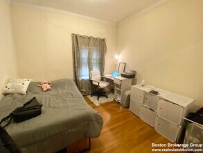 174 Bolton St, Unit #3 in Boston, MA - Foto de edificio - Building Photo