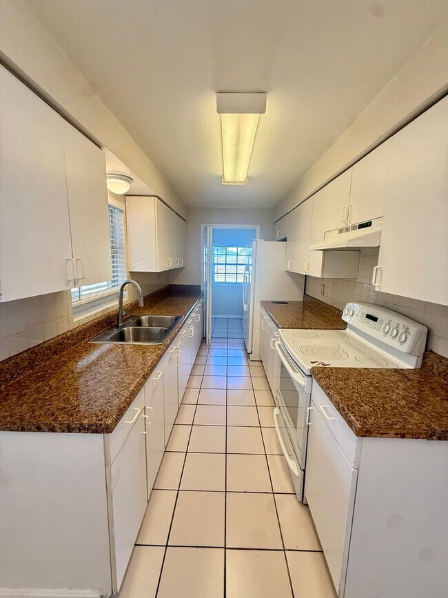 Altamonte Springs Gem! 3BR Home w/ Huge Screened Porch, Fenced Yard & Spacious Layout in Altamonte Springs, FL - Foto de edificio - Building Photo