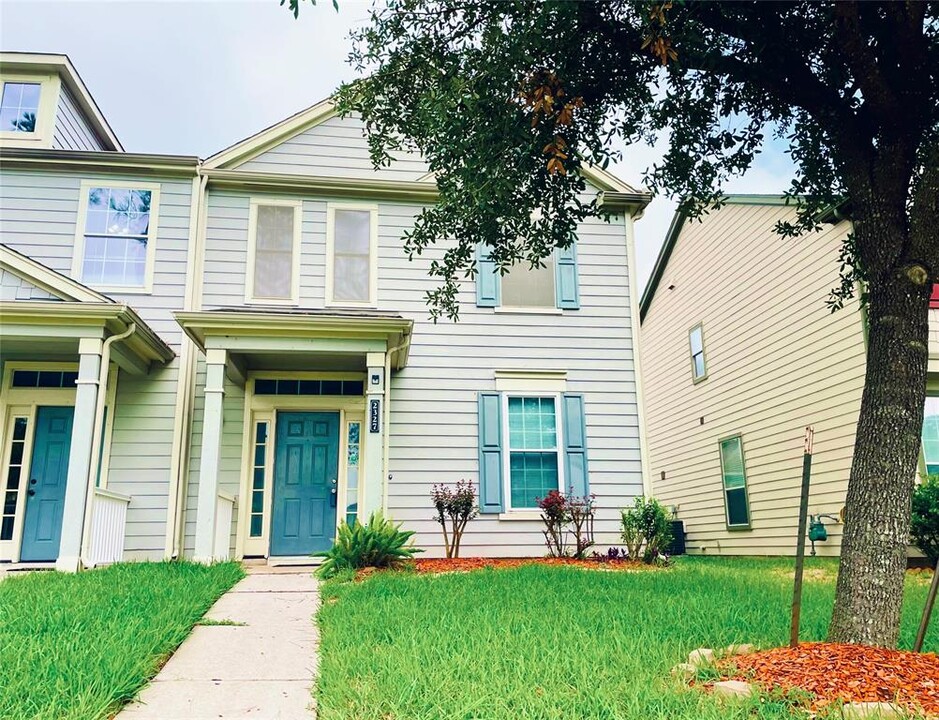 2327 Walnut Fair Ln in Spring, TX - Foto de edificio