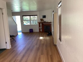 1211 Andrew Ln in Santa Cruz, CA - Foto de edificio - Building Photo