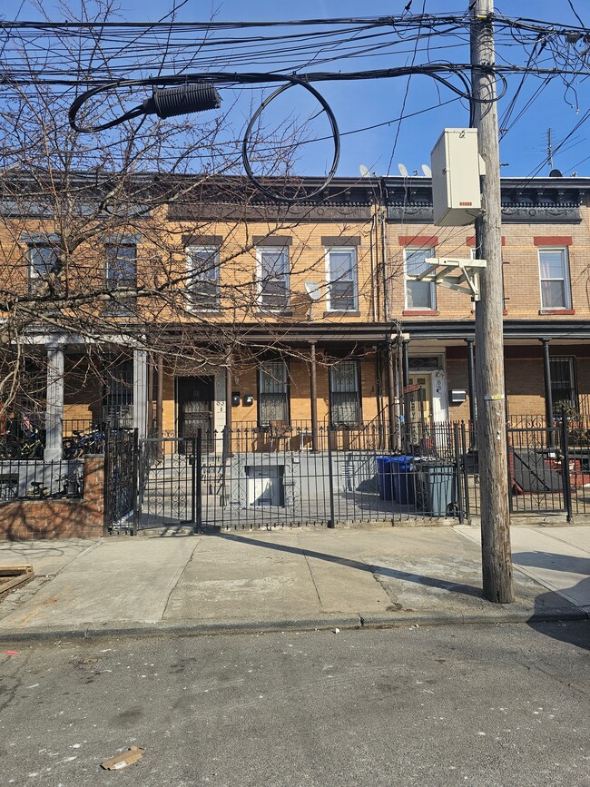 63 Nichols Ave, Unit 1 in Brooklyn, NY - Foto de edificio - Building Photo