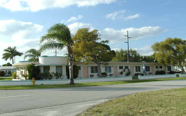 725 NE 7th St in Hallandale Beach, FL - Foto de edificio