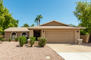2215 N Los Altos Dr in Chandler, AZ - Building Photo