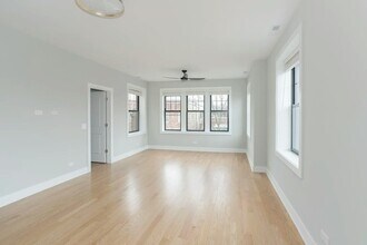 2032 W Montrose Ave in Chicago, IL - Building Photo - Building Photo