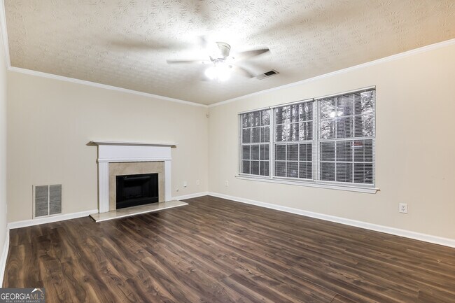 2585 Lake Royale Dr in Riverdale, GA - Building Photo - Building Photo