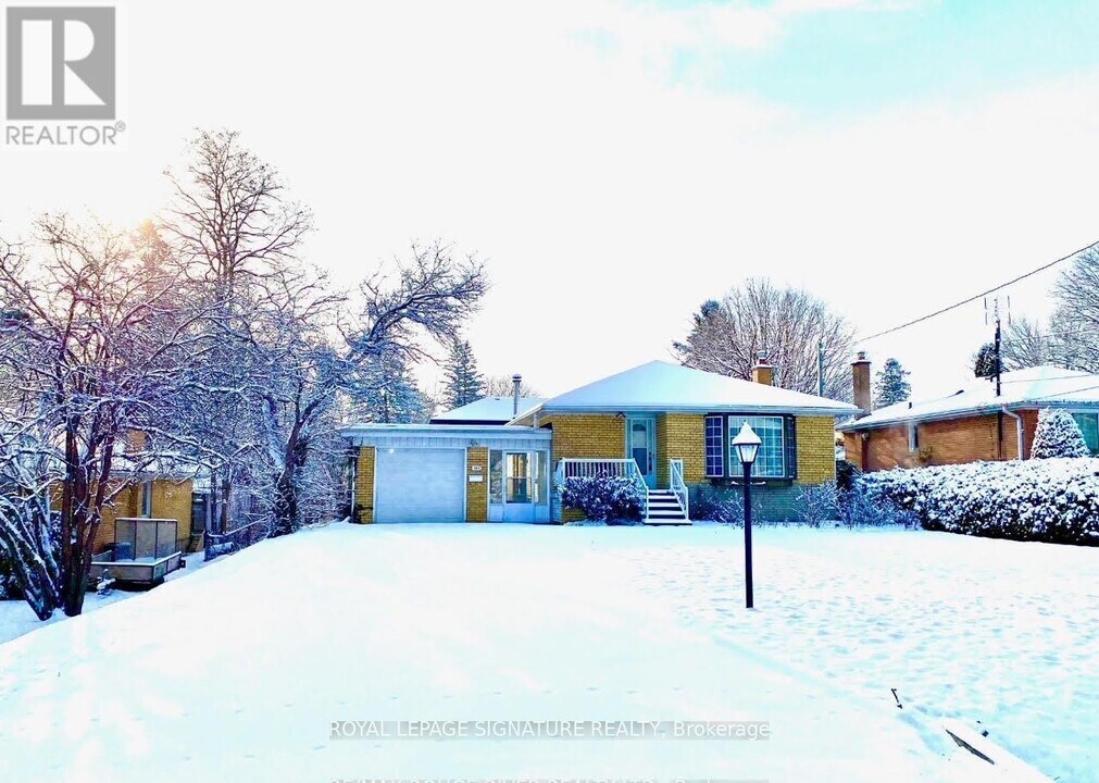 524-524 Rouge Hills Dr in Toronto, ON - Building Photo