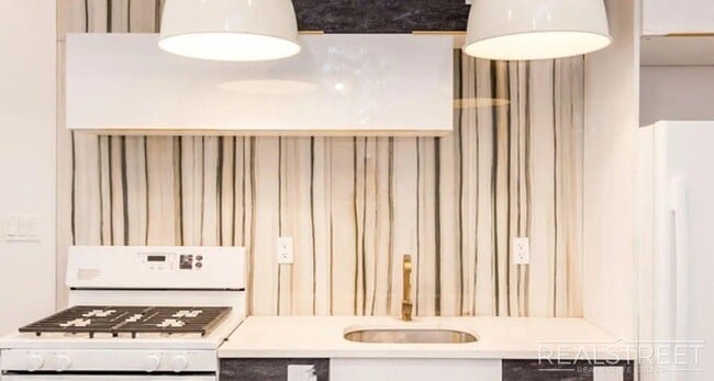 Massive 3 Bed (Flex 4 Bed) 3.5 Bath Duplex with Private Backyard in Bed-Stuy, Unit 1A in Brooklyn, NY - Building Photo - Building Photo