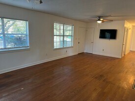 1020 Pinetree Rd in Mary Esther, FL - Building Photo