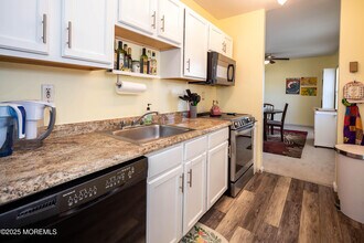 90 White St in Eatontown, NJ - Building Photo - Building Photo