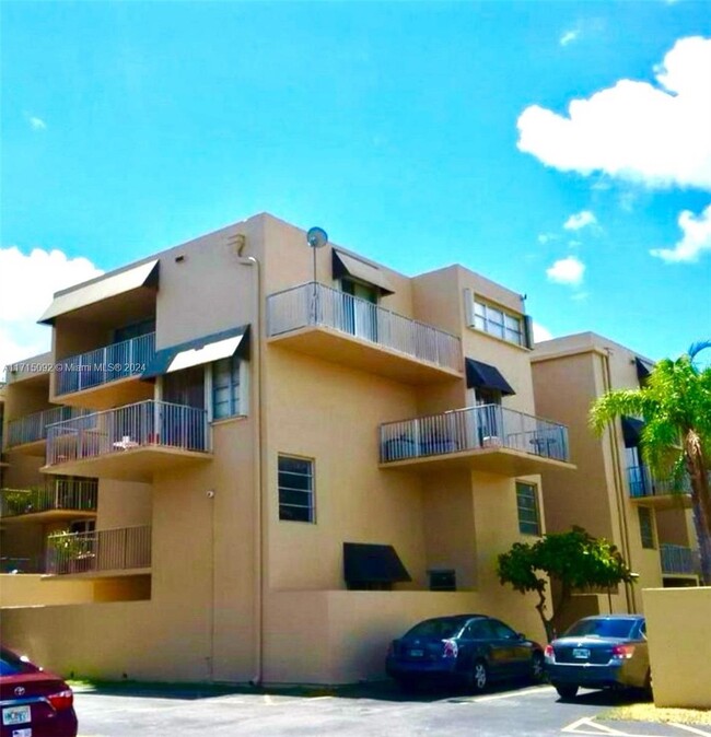 10801 SW 109th Ct, Unit # D201 in Miami, FL - Foto de edificio - Building Photo