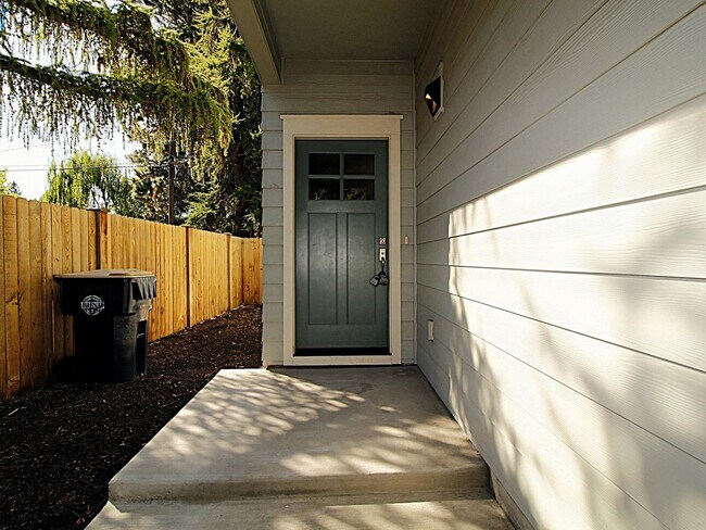 2374 NE Keats Dr in Bend, OR - Foto de edificio - Building Photo