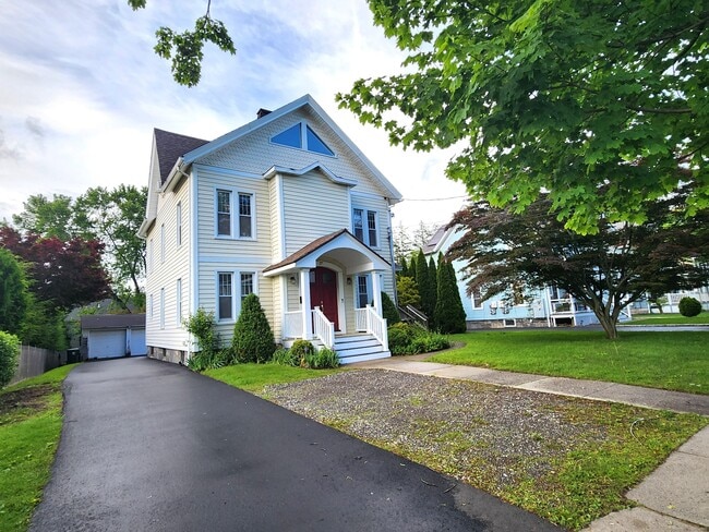27 Elizabeth St in Bethel, CT - Building Photo - Building Photo
