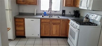 559 Middlebridge Rd in South Kingstown, RI - Building Photo - Building Photo