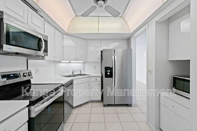 2425 Presidential Way in West Palm Beach, FL - Building Photo - Building Photo