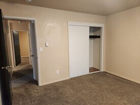 S. 40th in Yakima, WA - Building Photo