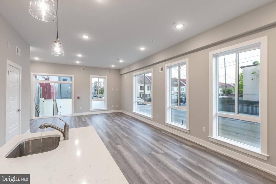 2401 N Mascher St Photo