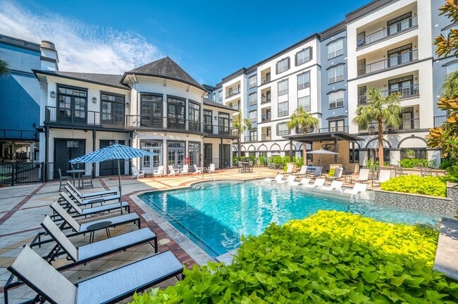 Calais Midtown in Houston, TX - Foto de edificio - Building Photo