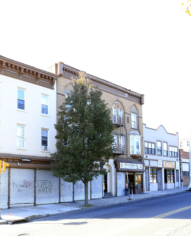 104 W 1st St in Mount Vernon, NY - Foto de edificio - Building Photo