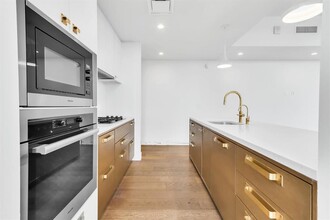 70 Rainey St in Austin, TX - Building Photo - Building Photo