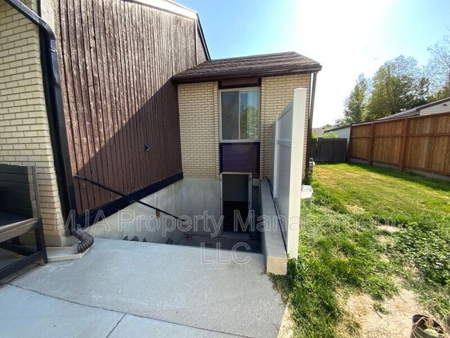 7325 S Wood Grn Rd in West Jordan, UT - Foto de edificio - Building Photo