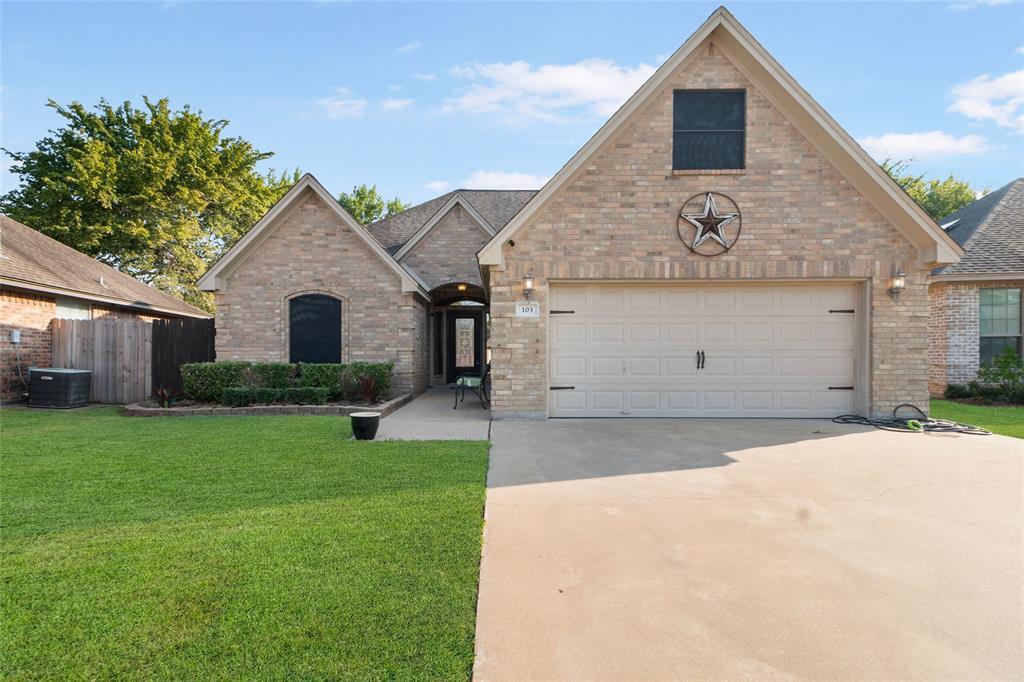 103 Silver Bay Ln in Lake Jackson, TX - Building Photo