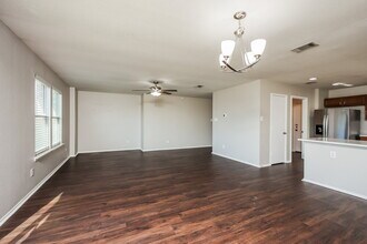 533 Hearthstone Dr in Lancaster, TX - Building Photo - Building Photo