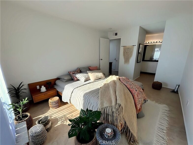 51049 Eisenhower Dr, Unit 7 in La Quinta, CA - Building Photo