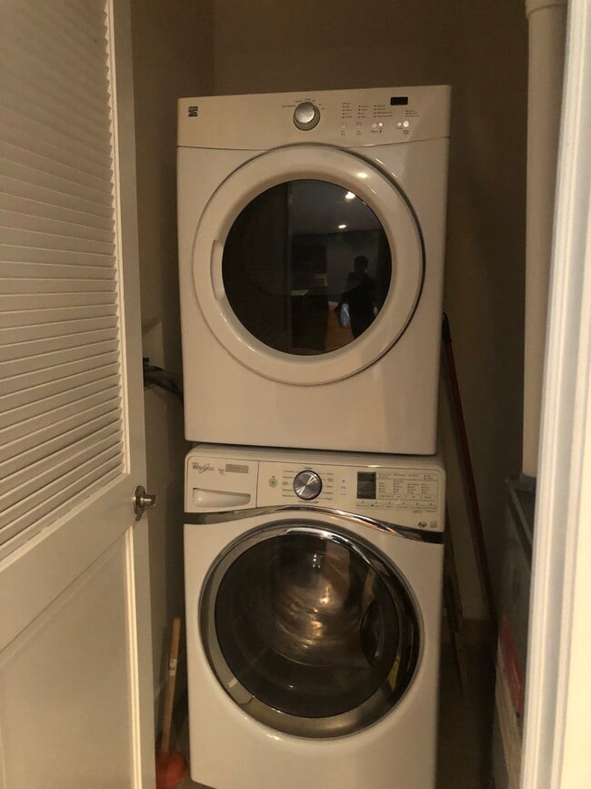 646 Montgomery St, Unit 1F in Jersey City, NJ - Foto de edificio - Building Photo