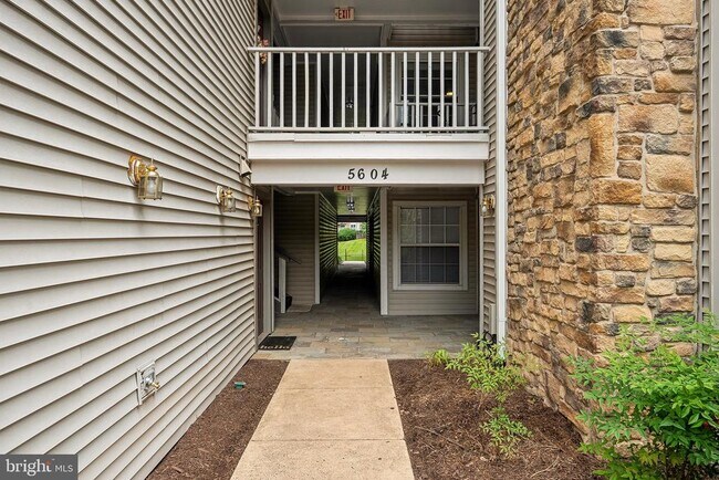5604 Willoughby Newton Dr in Centreville, VA - Building Photo - Building Photo