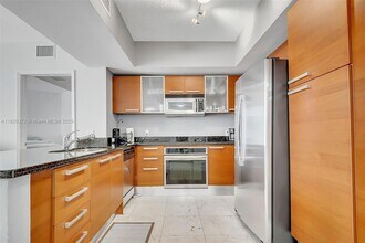 2030 Douglas Rd in Miami, FL - Building Photo - Building Photo
