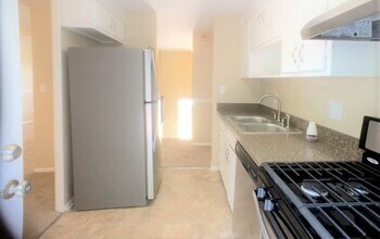 2875 Woodburn Ct in College Park, GA - Building Photo - Building Photo
