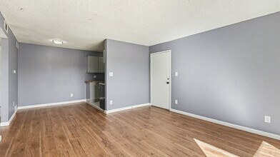 10211 Ura Ln, Unit 204 in Denver, CO - Foto de edificio - Building Photo