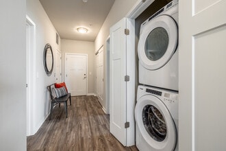 Seasons at North Aurora in North Aurora, IL - Foto de edificio - Interior Photo