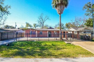 11517 Bannister Ln in Houston, TX - Building Photo