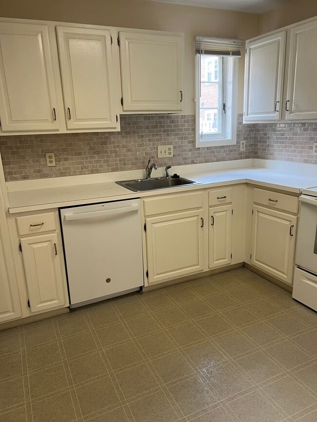 6732 Kenwood Forest Ln in Bethesda, MD - Building Photo - Building Photo